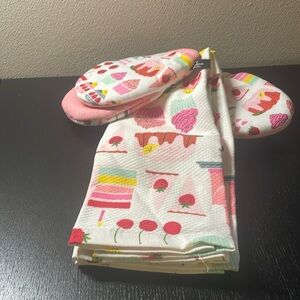 Kate Spade Cupcake Kitchen  Dishtowels and oven Mitts 4 pc Set!